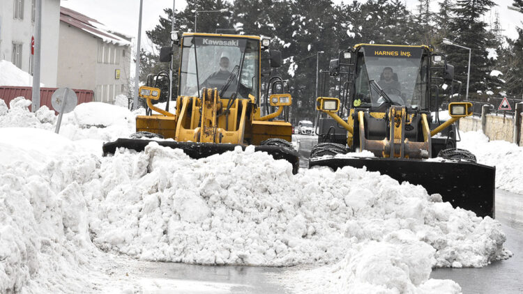 Bitlis'te kardan kapanan 210 köy ve mezra yolu ulaşıma açıldı