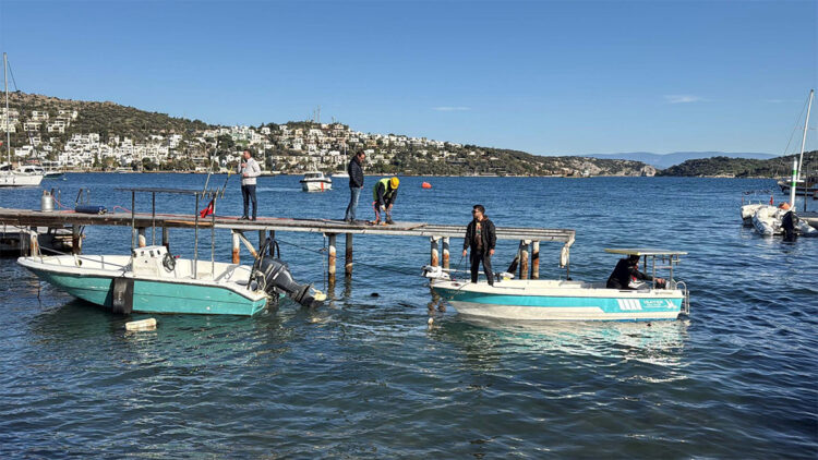 100 teknenin bağlı olduğu 6 adet yüzer iskeleli yıkıldı