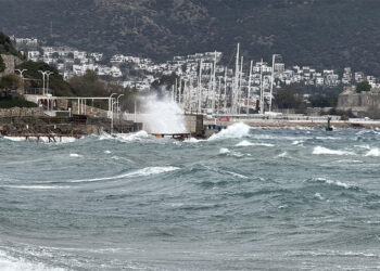 Bodrum'da fırtınada balıkçı teknesi karaya oturdu