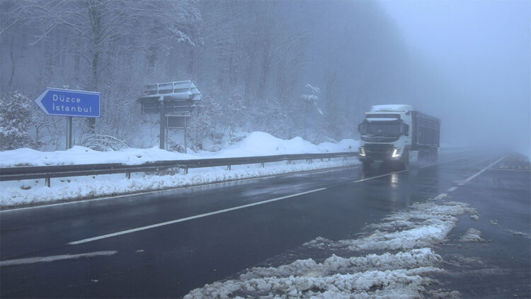 Bolu Dağı geçişinde kar yağışı ve sis
