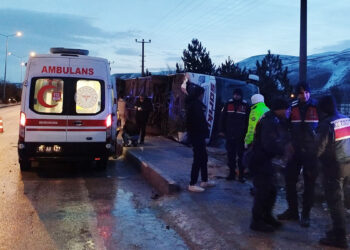 Burdur'da yolcu otobüsü devrildi: 12 yaralı