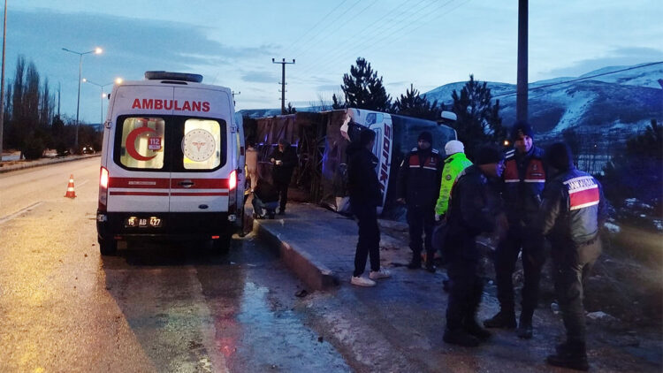 Burdur'da yolcu otobüsü devrildi: 12 yaralı