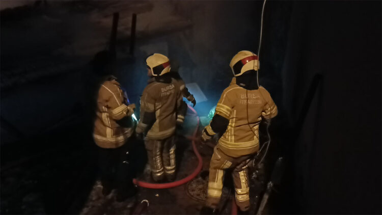 Bursa'da 2 katlı evde çıkan yangın metruk 2 binaya sıçradı