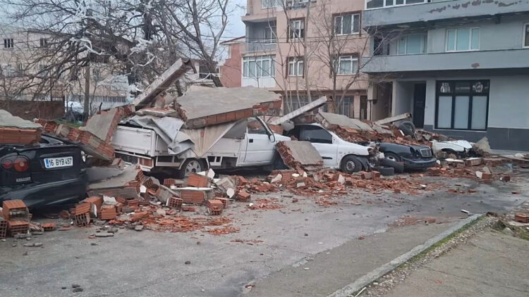Bursa'da fırtınanın neden olduğu hasar, gündüz görüntülendi