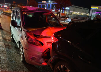 Bursa'da hafif ticari araç ile cip çarpıştı: 3 yaralı