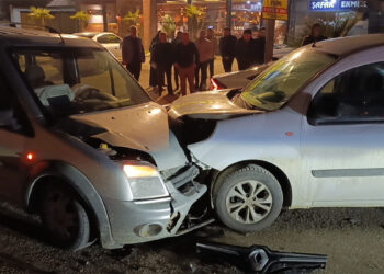 Bursa'da iki hafif ticari araç kafa kafaya çarpıştı: 3 yaralı