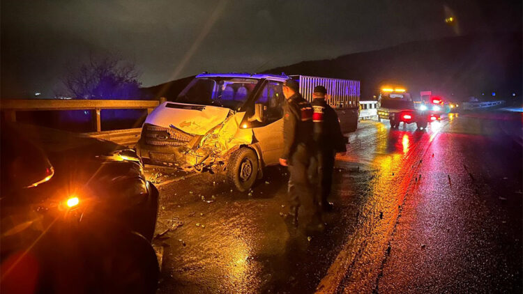 Bursa'da iki kamyonet kafa kafaya çarpıştı