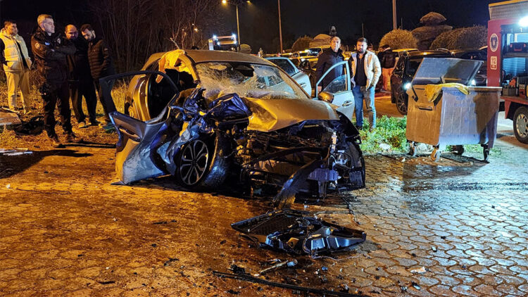 Bursa'da iki otomobil kafa kafaya çarpıştı: 3 yaralı