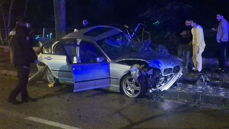 Bursa'da kontrolden çıkan otomobil ağaca çarptı: 2 ağır yaralı