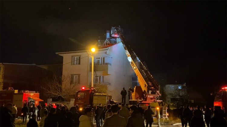 Bursa'da üç katlı apartmanın çatısı yandı