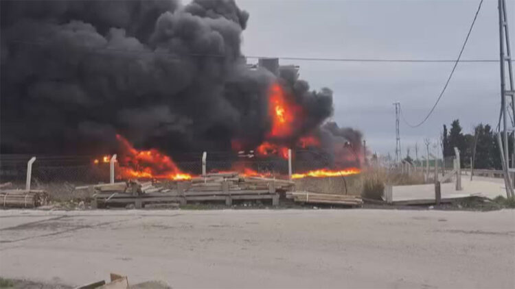 Büyükçekmece'de palet ve plastik kasa deposunda yangın