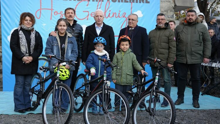 Bahçelievler'de 100 çocuğa bisiklet dağıtıldı