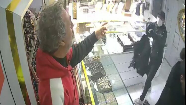 Bahçelievler'de kuyumcuyu soyup metrobüsle kaçan şüpheli tutuklandı