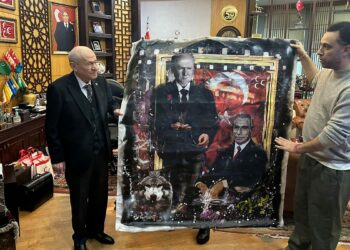 Bahçeli'ye, sprey boya ile yapılan tabloları hediye edildi