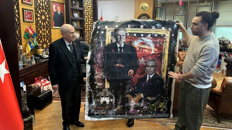 Bahçeli'ye, sprey boya ile yapılan tabloları hediye edildi
