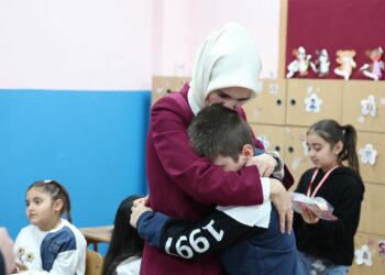 Bakan Göktaş, Pençe-Kilit şehidinin oğluna karnesini verdi