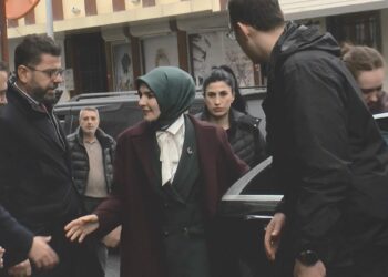 Bakan Göktaş, kreşte şiddete uğradığı belirtilen çocuğu ziyaret etti