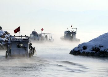 Balıkçılar, Van Gölü'ne buzları kırıp açılıyor