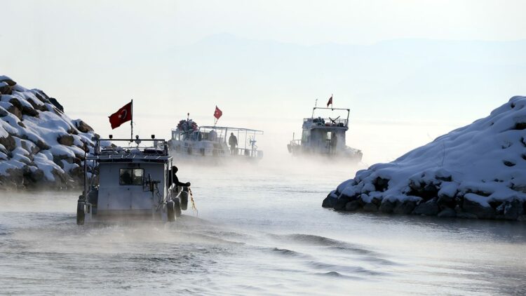 Balıkçılar, Van Gölü'ne buzları kırıp açılıyor