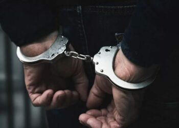 Balkonda asılı Türk bayrağını sokağa atmıştı: Tutuklandı!
