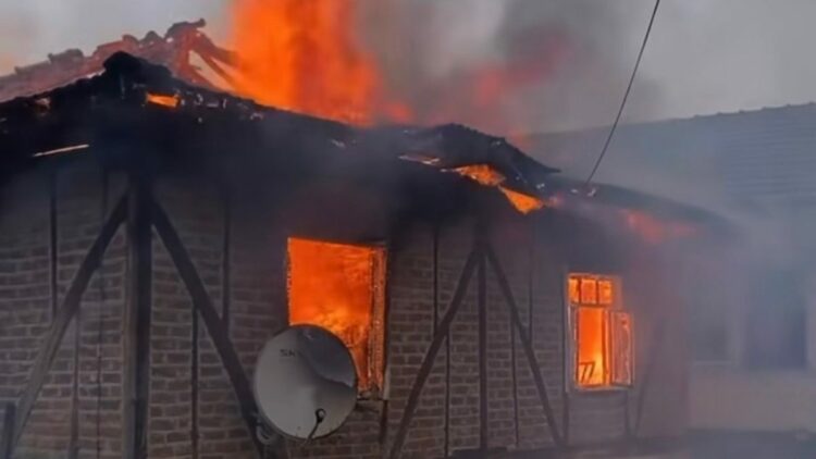 Bartın'da 2 katlı ahşap ve samanlık yandı