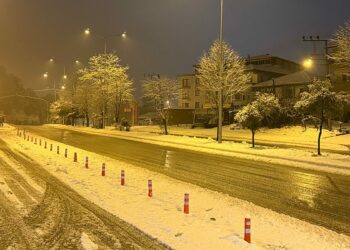 Bartın'da kar yağışı nedeniyle 65 köy yolu ulaşıma kapandı