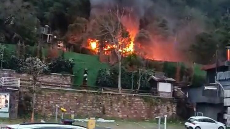 Beşiktaş'ta restoranın müştemilatı alev alev yandı