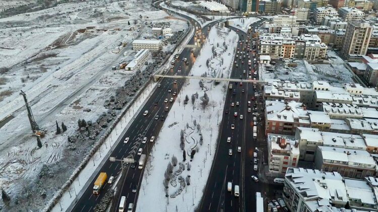 Beyaza bürünen Sultangazi havadan görüntülendi