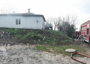 Beykoz'da kömürlükte çıkan yangın gecekonduya sıçradı