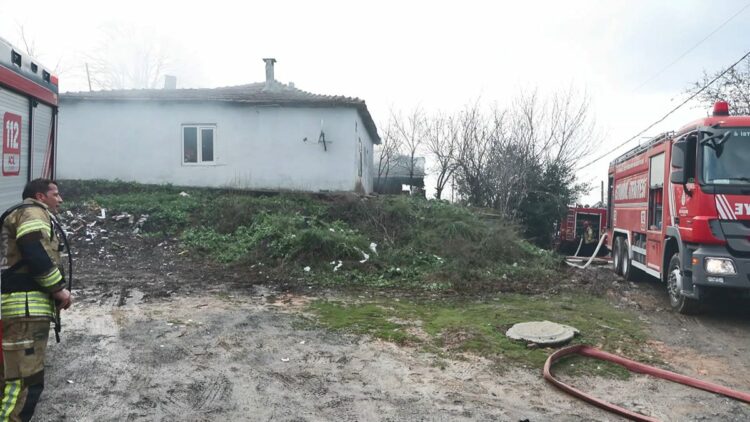 Beykoz'da kömürlükte çıkan yangın gecekonduya sıçradı