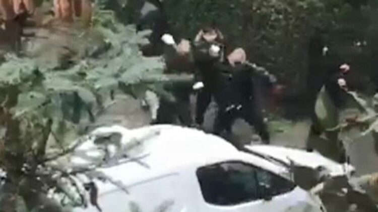 Beylikdüzü'nde çocuklar araçlara kartopu fırlattı; taksici peşlerinden koştu