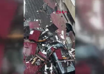 Beyoğlu ve Şişli'de fırtına nedeniyle çatılar uçtu; araçlar zarar gördü