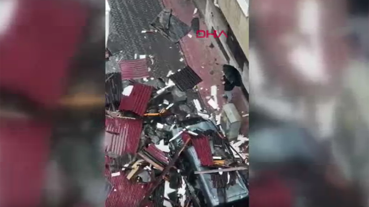 Beyoğlu ve Şişli'de fırtına nedeniyle çatılar uçtu; araçlar zarar gördü 