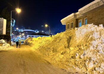 Beytüşşebap'ta çatılardan düşen tonlarca kar kamyonlarla taşınıyor