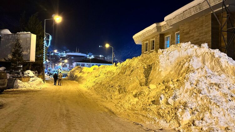 Beytüşşebap'ta çatılardan düşen tonlarca kar kamyonlarla taşınıyor