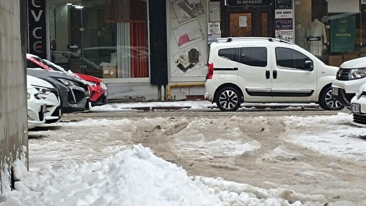 Bingöl'de kar nedeniyle eğitime yarım gün ara