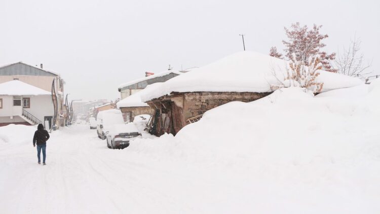 Bingöl'de tüm köy yolları kardan kapandı