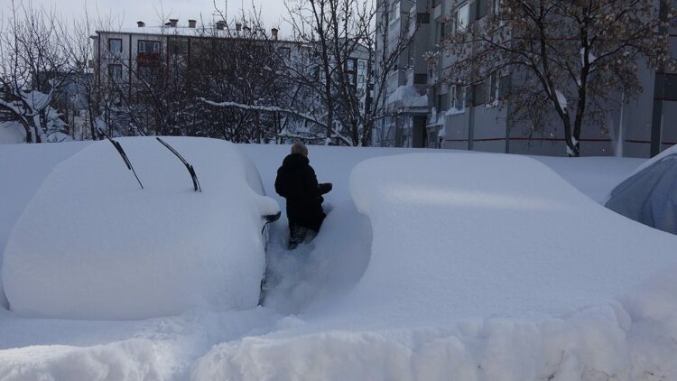 Bitlis’te araçlar 1,5 metreyi aşan kara gömüldü