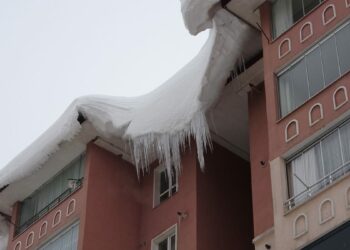 Bitlis'te çatılardaki buz sarkıtlarının boyu 5 metreyi aştı