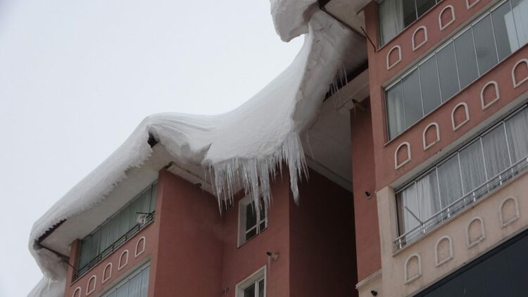 Bitlis'te çatılardaki buz sarkıtlarının boyu 5 metreyi aştı