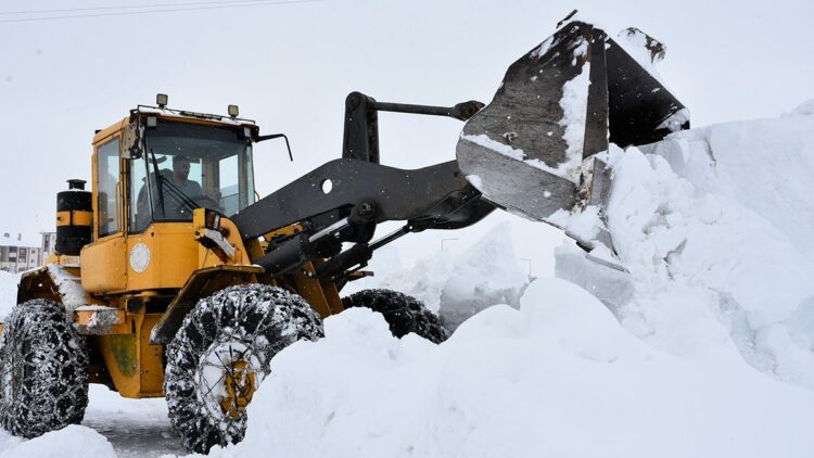 Bitlis'te kar durdu, kapanan yollar tekrar açıldı