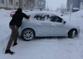 Bitlis'te kardan 229 yerleşim yerinin yolu kapandı
