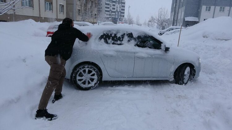 Bitlis'te kardan 229 yerleşim yerinin yolu kapandı