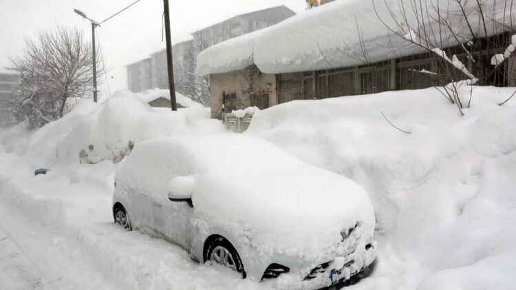 Bitlis'te kardan kapanan 135 köy ve mezra yolu ulaşıma açıldı
