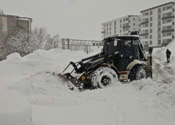 Bitlis'te yolu kardan kapanan köydeki hasta için ekipler seferber oldu