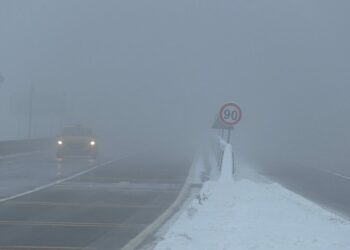 Bolu Dağı'nda sis etkili oldu; görüş mesafesi 30 metreye düştü