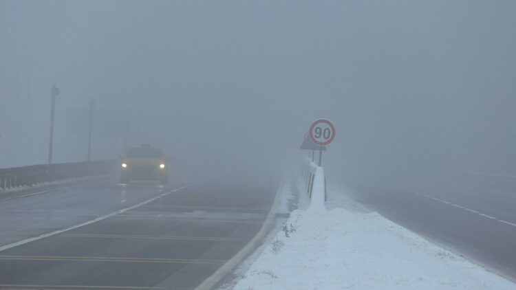 Bolu Dağı'nda sis etkili oldu; görüş mesafesi 30 metreye düştü