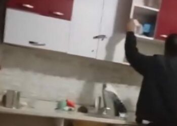 Boşanma aşamasındaki eşi evdeki eşyaları kırıp, darbetti