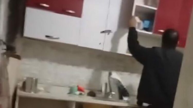 Boşanma aşamasındaki eşi evdeki eşyaları kırıp, darbetti