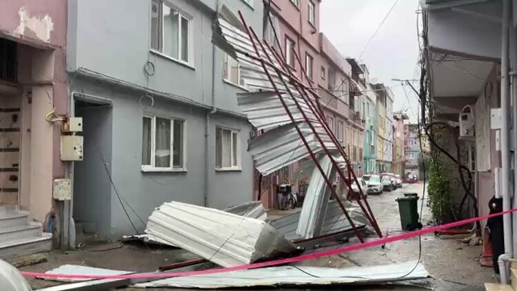 Bursa'da fırtına ve kuvvetli yağış; çatılar uçtu, deniz taştı